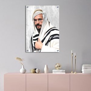 6110 – תמונה של הינוקא – הרב שלמה יהודה בארי עם טלית על זכוכית או קנבס