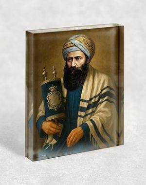 1453 – ציור של הבן איש חי מחזיק ספר תורה גדול על בלוק אקרילי