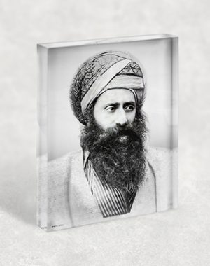 1472 – תמונה אמיתית של הבן איש חי בשחור לבן על בלוק זכוכית אקרילי