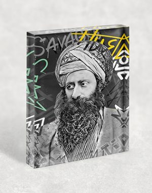1483 – ציור גרפיטי בשחור לבן של הבן איש חי על בלוק אקרילי