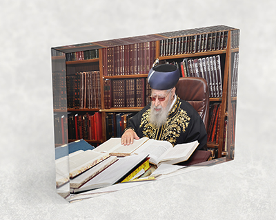 בלוק אקרילי עם תמונה של הרב עובדיה יוסף לומד תורה בחדרו