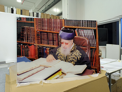 תמונת זכוכית של הרב עובדיה לומד