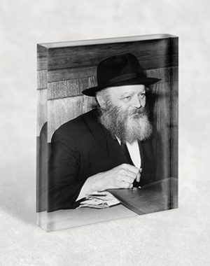 319 – תמונה של הרבי מחייך בשחור לבן