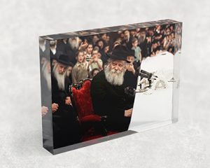 373 – בלוק אקרילי עם תמונה של הרבי מחייך בהתוועדות ויושב על כיסא אדום