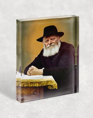 389 – תמונה של הרבי מליובאוויטש נשען על הסטנדר ומביט