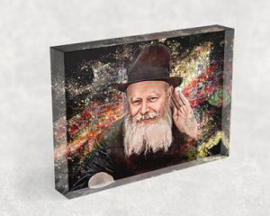 592 – ציור גרפיטי צבעוני של הרבי מליובטוויטש מחייך ומקשיב על בלוק אקרילי