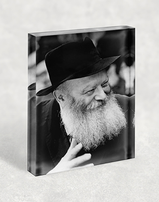 תמונה של הרבי מליובאוויטש מחייך על בלוק זכוכית אקרילי בעיצוב תלת מימד