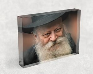 811 – תמונת פנים מיוחדת של הרבי מליובאוויטש מחייך על בלוק אקרילי