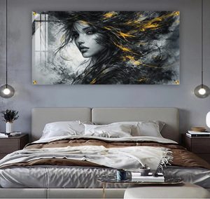 W-32 – ציור של בחורה ברקע שחור לבן וזהב על קנבס או זכוכית