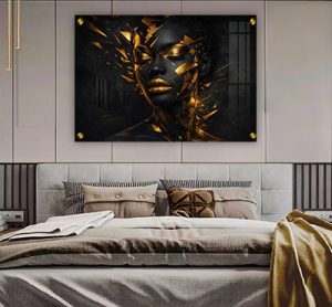 W-37 –  תמונה של אישה אפריקאית בגווני שחור וזהב