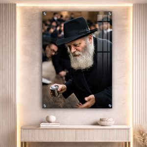 520 – תמונה של הרבי מליובאוויטש מחזיק כוס של ברכה