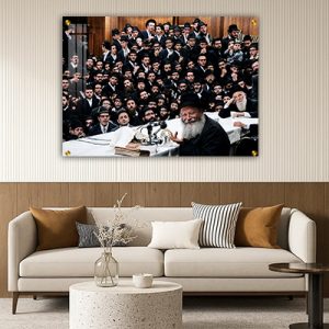 764 – תמונה של הרבי מליובאוויטש מחייך בהתוועדות