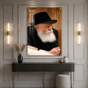 152 – תמונה של הרבי מלובביץ' מביט הצידה להדפסה על זכוכית או קנבס