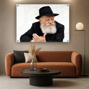 177 – תמונה של הרבי מוחא כפיים ומביט הצידה על זכוכית או קנבס