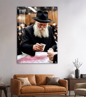 194 – תמונה של הרבי מלובביץ' מחזיק כוס ברכה על זכוכית, קנבס או פרספקס