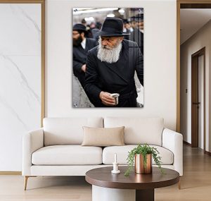 198 – תמונה של הרבי מליובאוויטש מחזיק כוס ברכה