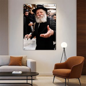 195 – תמונה של הרבי מליובאוויטש מחייך בהתוועדות ומחזיק כוס ברכה