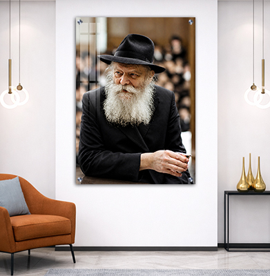 תמונה של הרבי מליובאוויטש מחזיק כוס ברכה