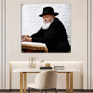 438 – תמונה מרובעת של הרבי מליובאוויטש נשען על הסטנדר