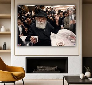 153 – תמונה של הרבי מלובביץ' מעודד ומחזיק כוס ברכה בהתוועדות