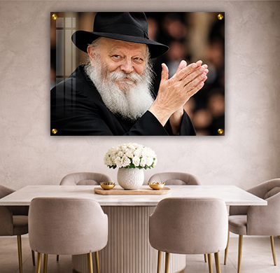 תמונה של הרבי מלובביץ' מחייך חיוך רחב ומוחא כפיים