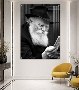 167- תמונה של הרבי מליובאוויטש מחייך ומחזיק שטר של דולר בשחור לבן