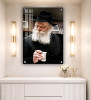 171 – תמונה של הרבי מחזיק כוס ברכה על זכוכית, קנבס או פרספקס