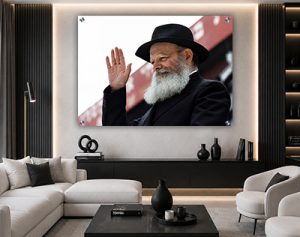 448 – תמונה של הרבי מלובביץ' מחייך ומנופף לשלום