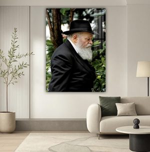 469 – תמונה של הרבי הולך ומאחוריו רקע עצים בירוק