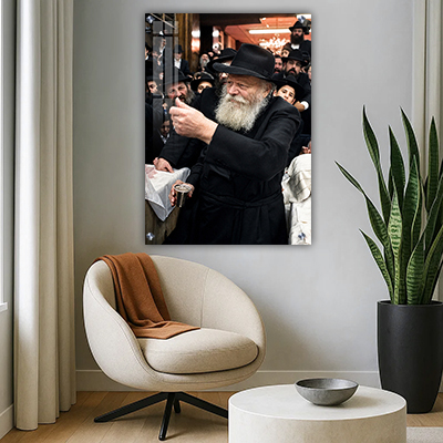 תמונה של הרבי מליובאוויטש מחזיק כוס ברכה ומעודד בהתוועדות