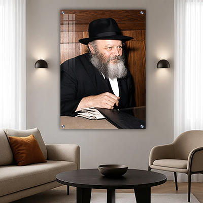 תמונה נדירה של הרבי מליובאוויטש מחייך בצעירותו