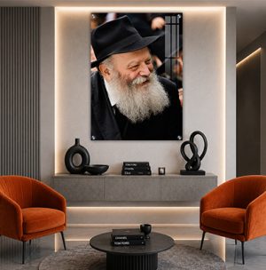 611 – תמונה של הרבי מלובביץ' מחייך חיוך רחב ומביט הצידה
