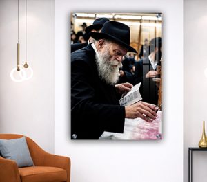 755 – תמונה של הרבי מוזג יין מכוס ברכה על זכוכית או קנבס