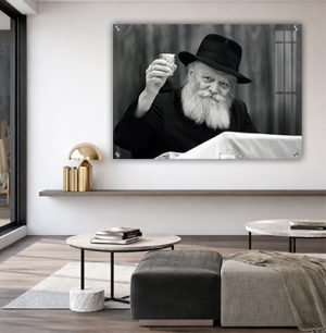 838 – תמונה של הרבי מחזיק בידו כוס ברכה בשחור לבן