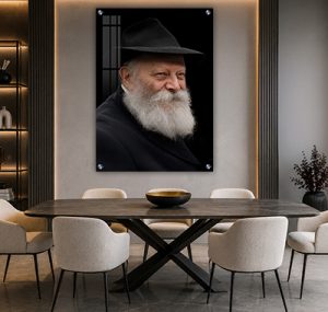 154 – תמונה של הרבי מחייך ומביט הצידה על זכוכית, קנבס או פרספקס