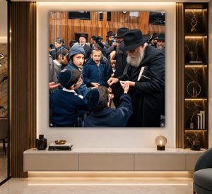 666- תמונה מרובעת של הרבי מחלק מטבעות לילדים