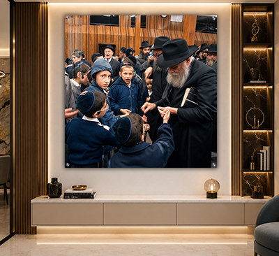 תמונה מרובעת של הרבי מליובאוויטש מחלק מטבעות לילדים