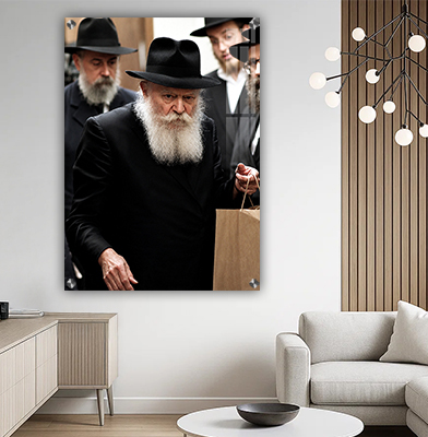 הרבי מלובביץ' מחזיק בידיו שקית מכתבים