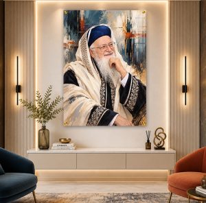 1621 – הרב מרדכי אליהו מביט הצידה ומחייך על רקע אבסטרקט מודרני